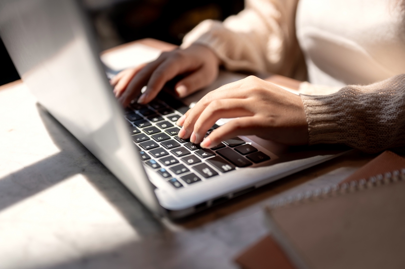 Frauenhände-tippen-in-die-Tastatur-vom-Laptop-Kienbaum_800x534